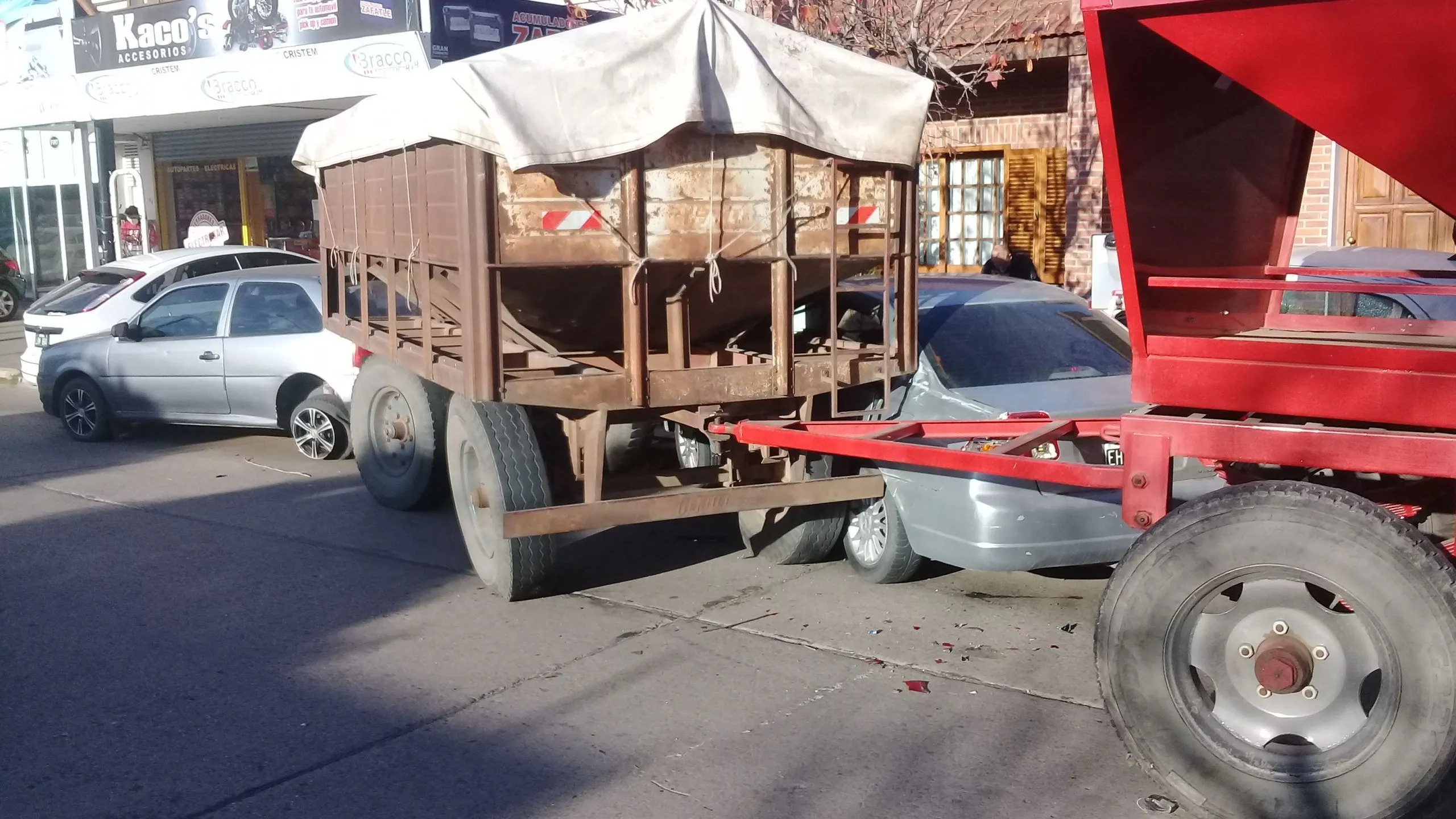 Se Desprendi Un Acoplado Y Choc A Varios Autos Chacabuco En Red