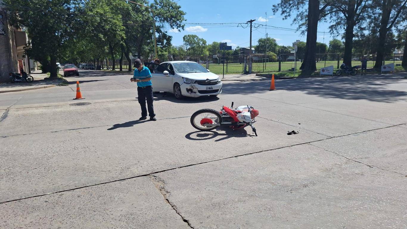 Choque entre un auto y una moto | Chacabuco en Red