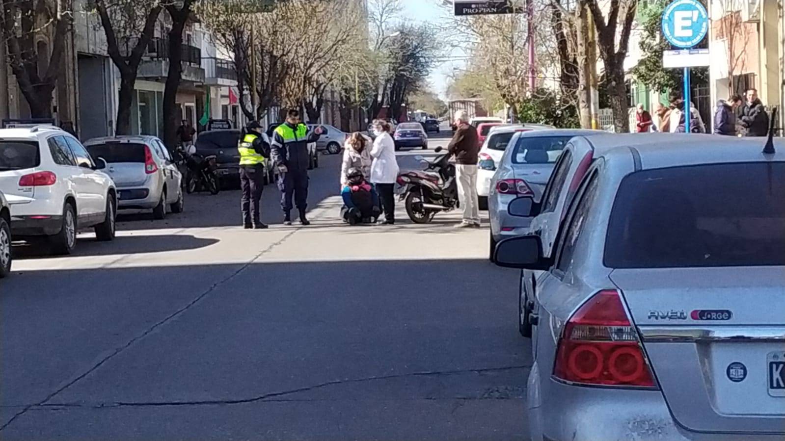 Chocó contra un hombre y se cayó de la moto | Chacabuco en Red