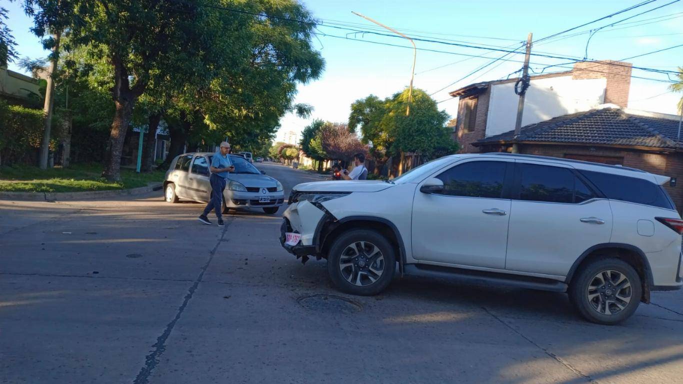 Choque entre auto y camioneta | Chacabuco en Red