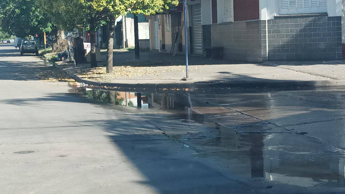 Accidente en una esquina donde hay un caño de agua roto | Chacabuco en Red